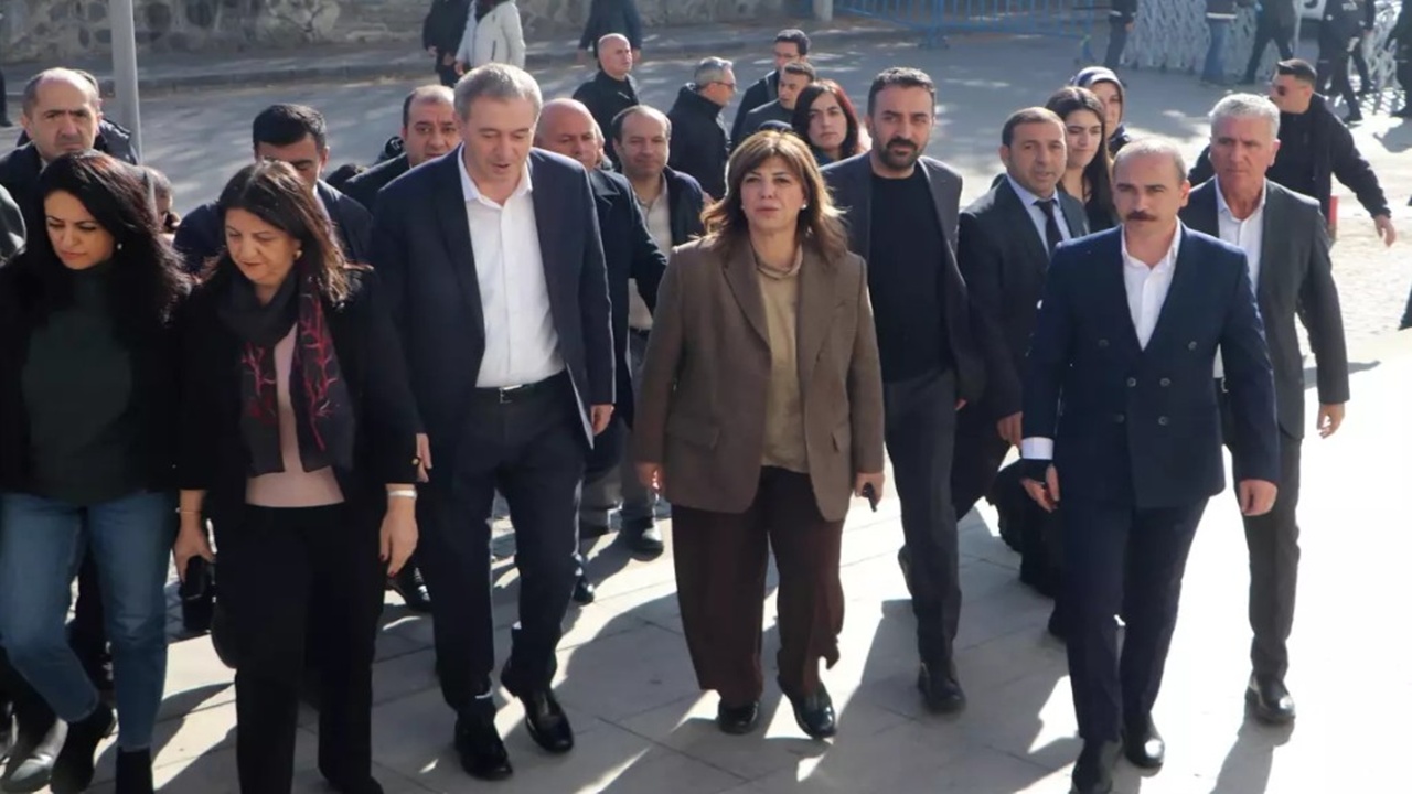 DEM Parti Eş Başkanı Bakırhan: “Tarih bu anı kaydedecek, barışın yanında durmak siyasi değil vicdani sorumluluktur”