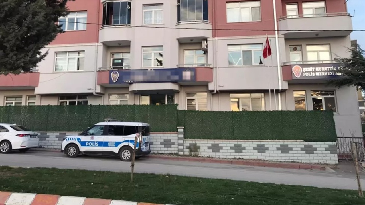 Polis memuru mescitte kendi silahıyla intihar etti