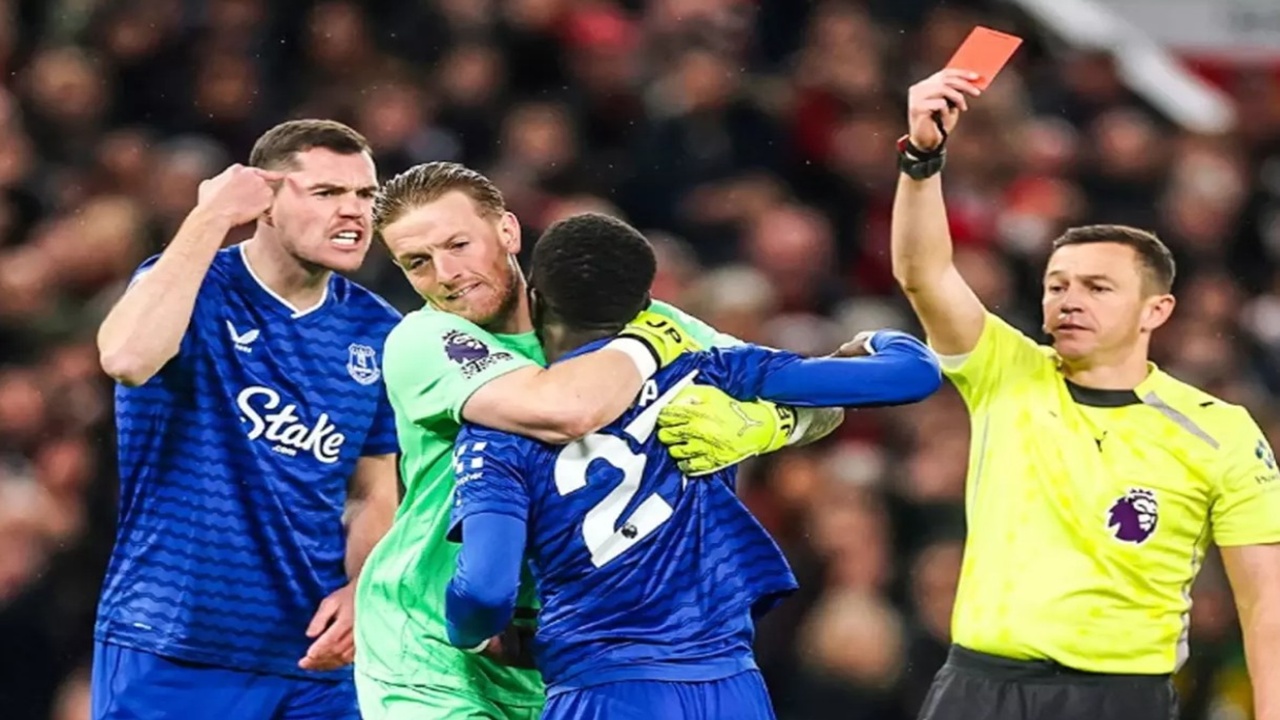 Premier Lig’de şok anlar: Evertonlı Gueye, takım arkadaşına tokat atınca kırmızı kart gördü